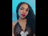 Spitze und rote Lippen