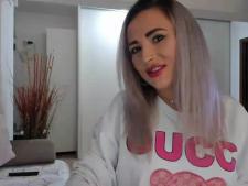 Hot Cam Lady zeigt ihre BH Größe B Busen für die Sexcam