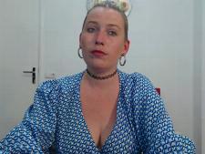 Die europäische Webcam-Dame Mysterywoman bei einer der Cam-Sex-Performances