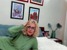 Ein durchschnittliches Camgirl mit blonden Haaren beim Webcam-Sex