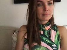 Unsere Webcam Dame demonstriert ihre BH Größe C Busen hinter dem Sex-Chat