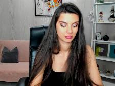 Ein schmales Webcam-Mädchen mit braunen Haaren beim Cam-Sex