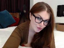 Ein gewöhnliches Webcam-Mädchen mit braunen Haaren beim Webcam-Sex