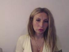 Diese Webcam Dame zeigt ihre BH Größe E Busen hinter dem Sex Chat